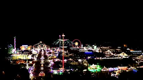 Überblick-über-das-Oktoberfest-bei-Nacht