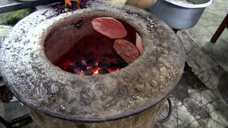 baking-chapati-in-Delhi-market,-India