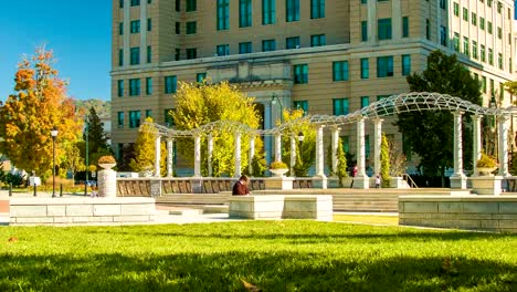 Kinder-laufen,-der-Pack-Square-Park-in-Asheville,-NC