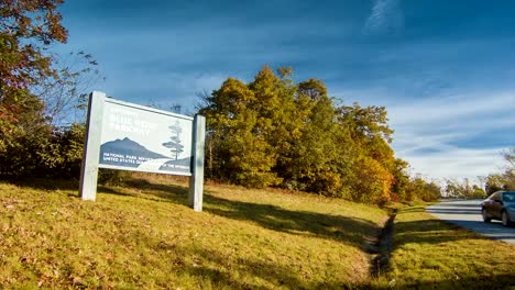 Entrada-de-Blue-Ridge-Parkway,-cerca-de-la-ciudad-de-Asheville,-Carolina-del-Norte,-en-otoño