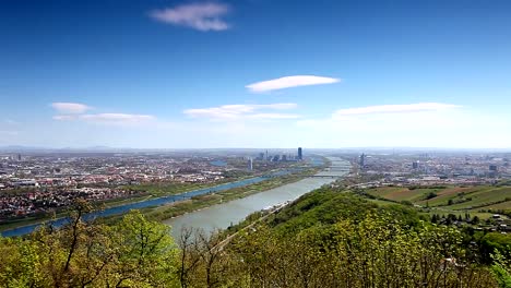 Toma-panorámica-de-los-edificios-de-la-ciudad-de-Viena-y-el-Danubio