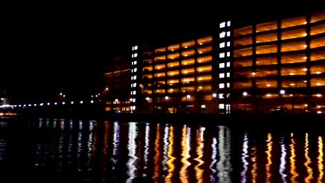 City-lights-Reflektionen-auf-dem-Wasser