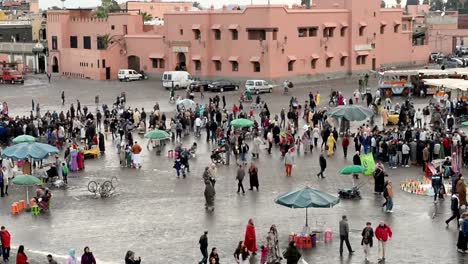 Personas-caminar-alrededor-de-los-lugares-y-espacios-en-Jemma-Dar-Fna,-Marrakech,-Marruecos