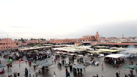 Personas-caminar-alrededor-de-los-lugares-y-espacios-en-Jemma-Dar-Fna,-Marrakech,-Marruecos