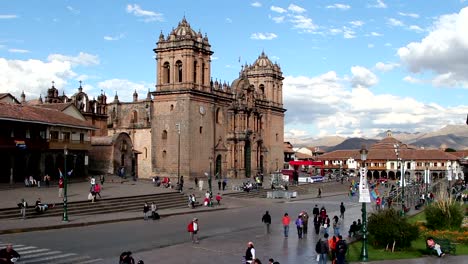 Plaza-De-Armas-apuntando-a-pie-De-la-catedral-y-De-tráfico