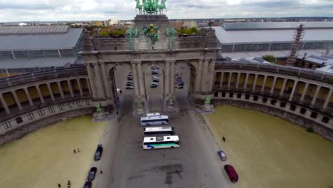 Europäische-Architektur-monument-Brussels-city-Luftaufnahme-aus-der-Vogelperspektive.-Wunderschöne-Luftaufnahme-über-Europa,-Kultur-und-Landschaft,-Kamera-Schwenken-dolly-in-der-Luft.-Hintergrundgeräusche-fliegen-über-europäischen-land.-Auf-den-sightseeing-Touren,-Sehenswürdigkeiten-von-Belgien.