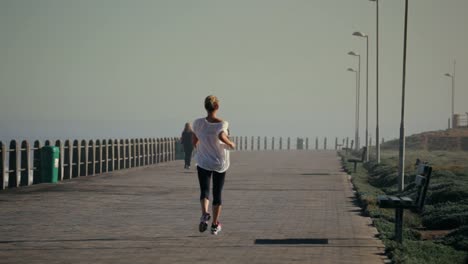 Mujer-correr-por-la-costa-de-pie