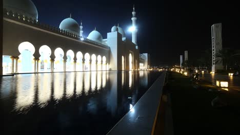 Mezquita-de-luz-de-noche-lapso-de-tiempo-de-abu-dhabi,-Emiratos-Árabes-Unidos