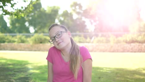 Emotionale-teenager-Mädchen-Blick-in-die-Kamera-und-lächelnd