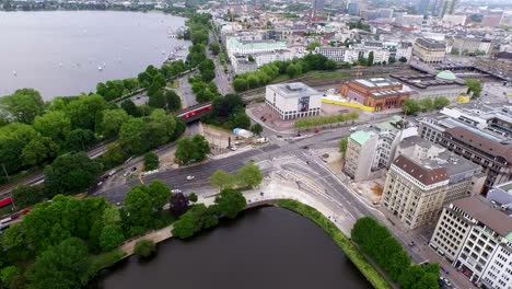 Zug-am-Bahnhof-die-Infrastruktur-der-öffentlichen-Verkehrsmittel