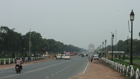 Lapso-de-tiempo-de-disparo-de-tráfico-en-calle-de-la-ciudad,-la-puerta-de-la-India,-en-Nueva-Delhi,-India