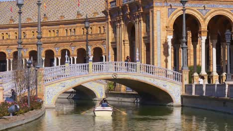 La-luz-del-día,-paseos-en-bote-con-forma-pareja-en-plaza-de-españa-fountain-4-K-de-Sevilla,-España