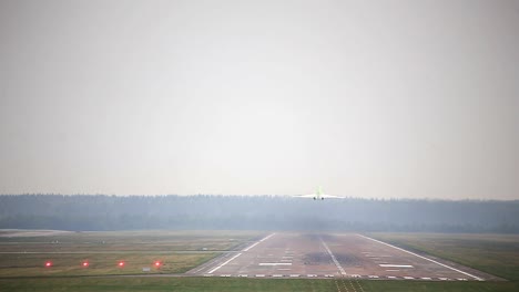 Flugzeug-fliegen-Sie-am-Flughafen