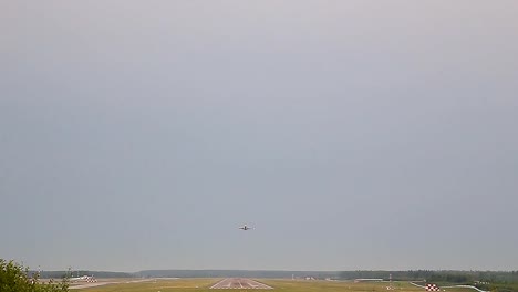 Flugzeug-fliegen-Sie-am-Flughafen
