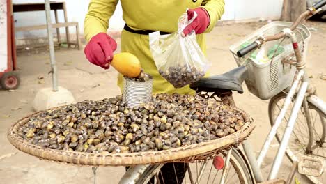 clam-seller-on-the-street