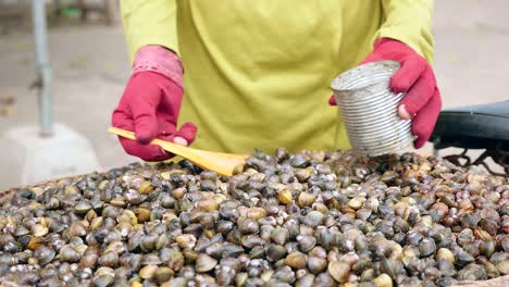 clam-seller-on-the-street