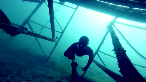 Freediver-explorar-una-gran-estructura-de-submarino