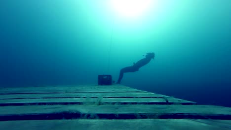 Super-Slow-free-fall-unter-Wasser-fallen-von-einer-Plattform-auf-einen-Quarry.