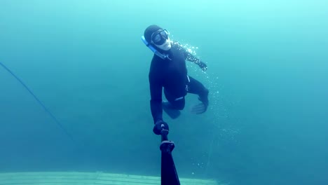 Freediver-Bodenbelagsarbeiten-Nach-einem-tiefenwirksamen