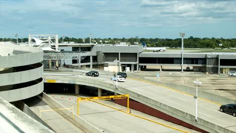 Vehículos-al-ingresar-a-Nueva-Orleans-Airport-MSY