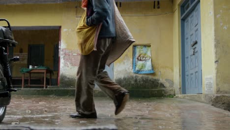 Hombre-de-pasar-una-lluvia-callejón-posterior.