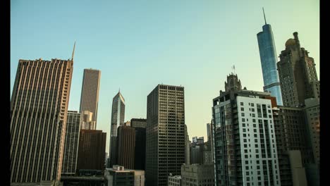 Centro-de-la-ciudad-de-Chicago,-perfilados-contra-el-horizonte,-del-día-a-la-noche-4-K-Lapso-de-tiempo