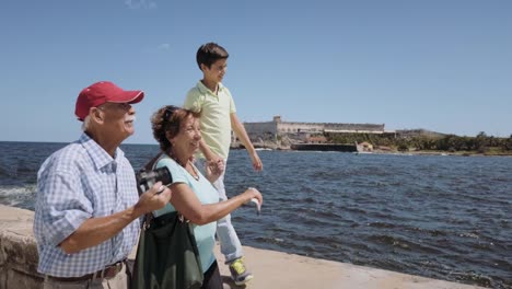 Großeltern-Enkel-Familie-auf-Urlaub-Im-Havanna,-Kuba-Steadicam