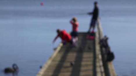 Papá-y-sus-dos-hijos-desde-un-muelle-de-pesca