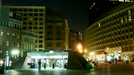 Nacht-Zeitraffer-von-einer-geschäftigen-u-Bahnstation-in-der-Innenstadt-von-Boston.