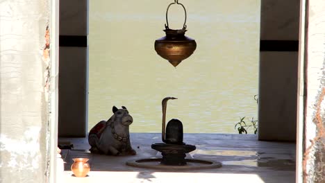 Shiva-Tempel-am-Ufer-des-Flusses-Ganges