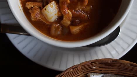 Comida-de-la-India.-Curry-y-naan-panqueque-sabor-de-harina-y-ajo