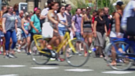 Pedestrians-unfocused-in-summer.