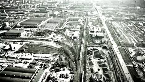 Cámara-infrarroja-en-blanco-del-bombardero-en-ciudad-enemiga.-Aviación-militar.-Guerra.-Ataque-aéreo.-Campo-de-batalla