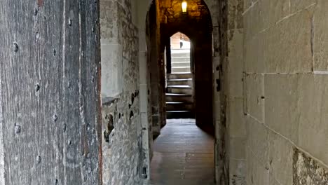 Un-pasillo-interior-de-la-torre-de-Londres