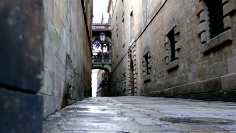 Calle-vacía-en-el-Barrio-Gótico-de-Barcelona,-dolly