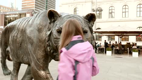 Mädchen-mit-dem-Tiger-in-Oslo