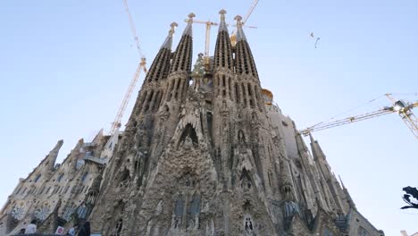 La-Sagrada-Familia-Antoni-Gaudi-Barcelona-Camera-Car