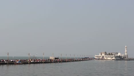 Pilgrims-at-Haji-Ali-Dargah,-Mumbai