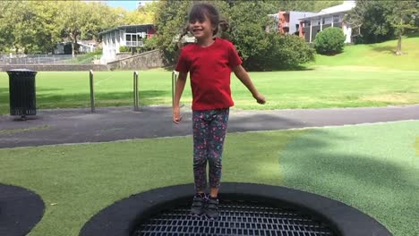 Glückliches-Mädchen-Sprünge-und-Bounce-auf-Outdoor-Trampolin