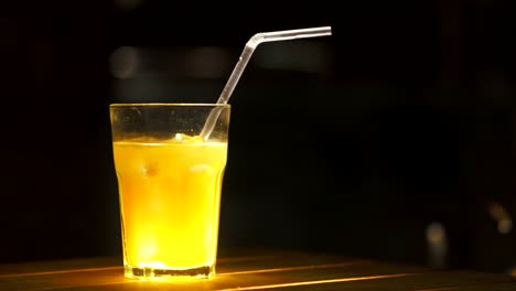 Eis-Coctail-Nahaufnahme.-Rumalkohol-und-Mangosaft.