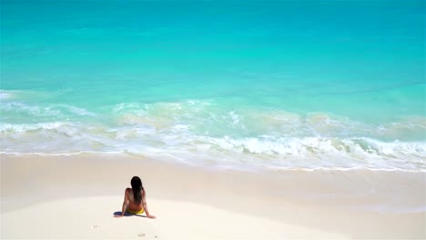 Junge-Frau-am-Strand-von-oben-Blick-auf-das-Wasser