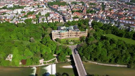 4K-Luftaufnahme-des-legendären-Maximilianeum-in-München