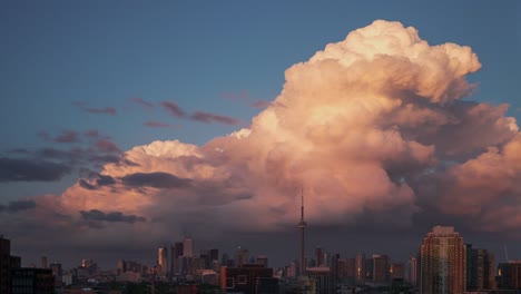 Atardecer-nublado---Timelapse-de-Skyline-de-Toronto