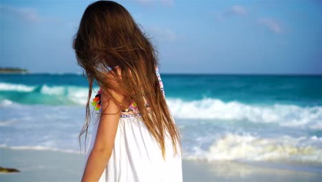 Close-up-kid-legs-walking-along-the-white-beach.-Concept-of-beach-vacation-and-barefoot.