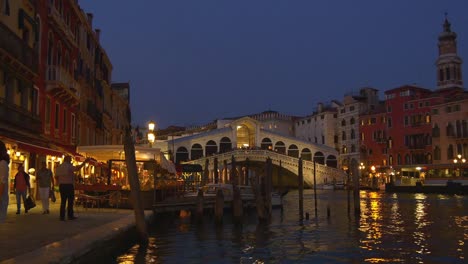 Italia-la-noche-iluminación-Venecia-ciudad-famoso-gran-canal-rialto-puente-panorama-4k