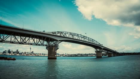 Tiempo-lapso-Auckland-Harbour-Bridge-que-refleja-en-Westhaven-Marina-en-Auckland