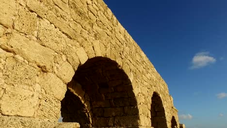 Antiguo-acueducto-romano-en-Caesarea-Israel