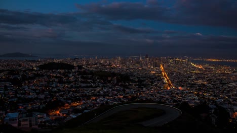 Die-Innenstadt-von-San-Francisco-Tag-zu-Nacht-Sonnenuntergang-Timelapse