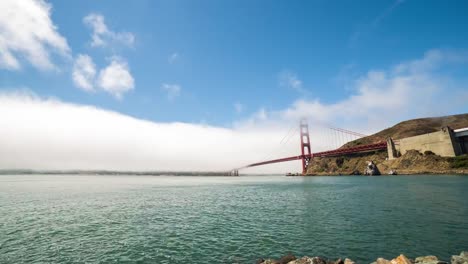 Golden-Gate-Bridge-mit-San-Francisco-Tag-Timelapse-Nebel