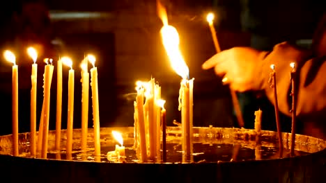 Quema-de-velas-en-la-iglesia-del-Santo-Sepulcro